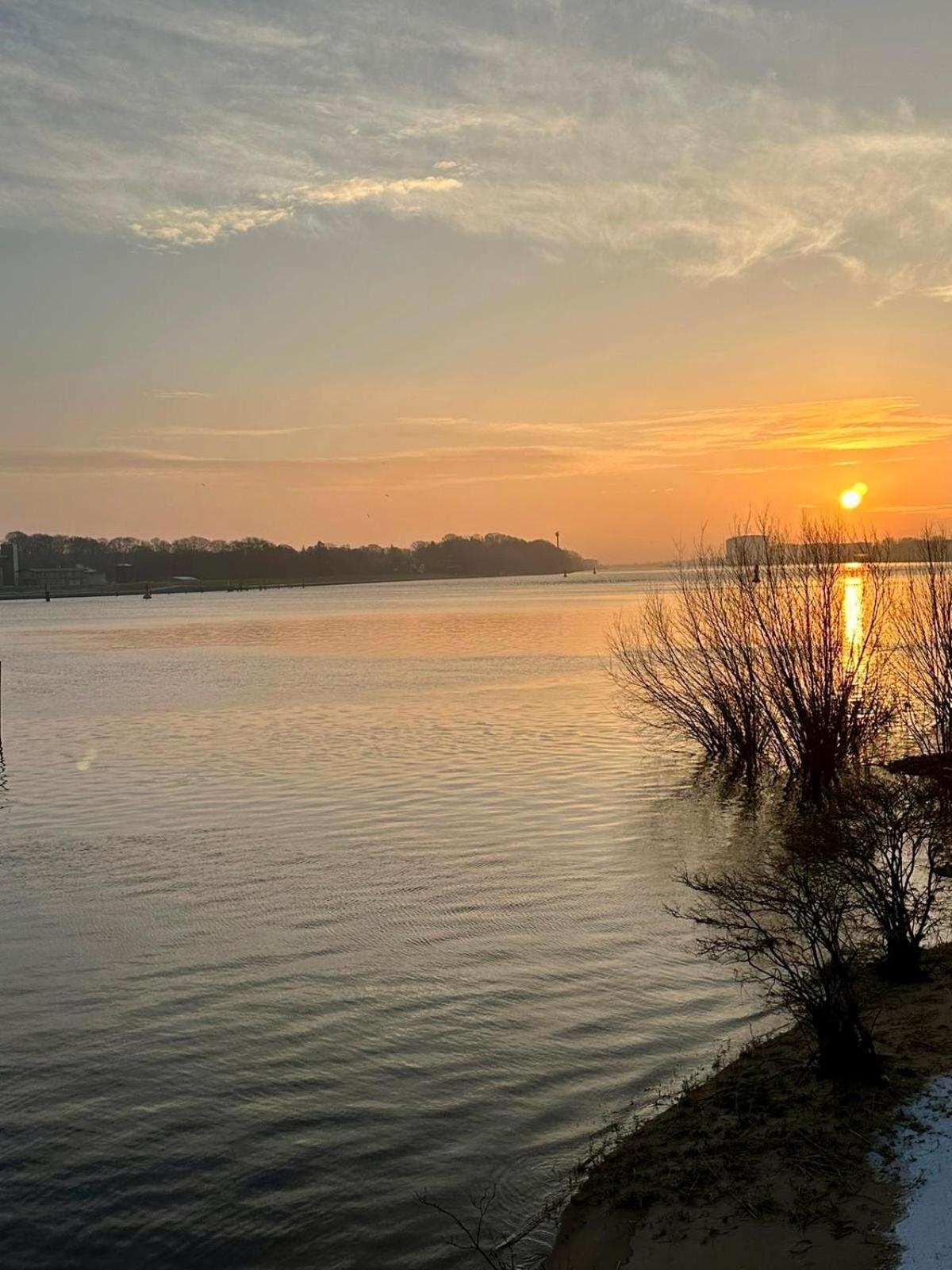 Gaestehaus Weserblick Am Weser-Sandstrand Berne المظهر الخارجي الصورة